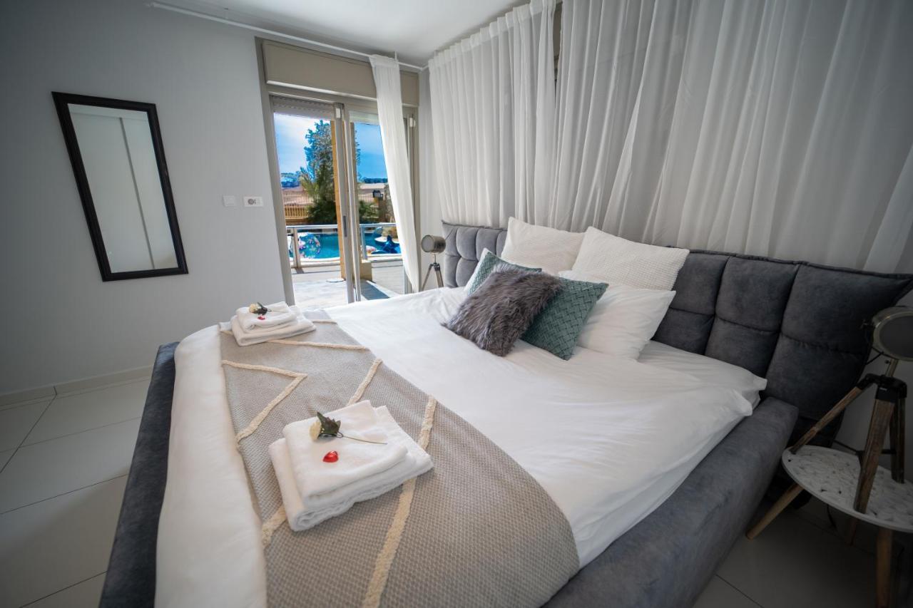 Appartamento Yalarent Oasis Garden With Private Pool Eilat Esterno foto