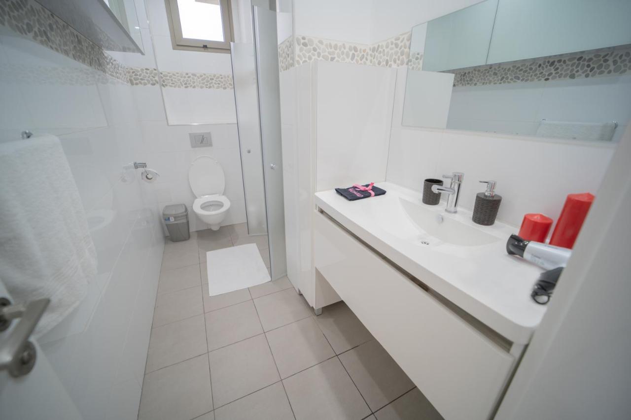 Appartamento Yalarent Oasis Garden With Private Pool Eilat Esterno foto
