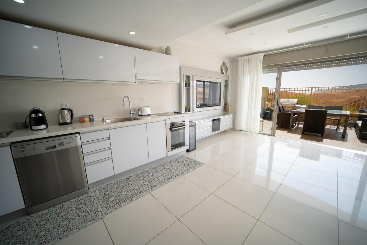 Appartamento Yalarent Oasis Garden With Private Pool Eilat Esterno foto