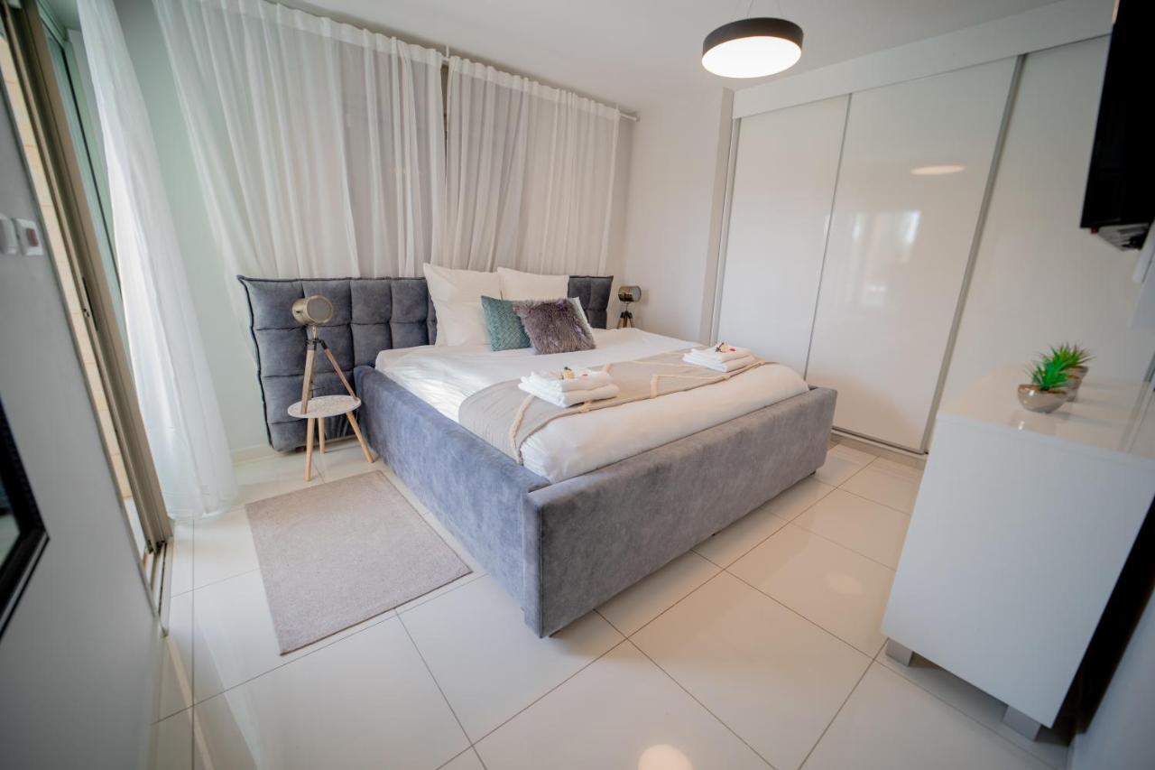 Appartamento Yalarent Oasis Garden With Private Pool Eilat Esterno foto