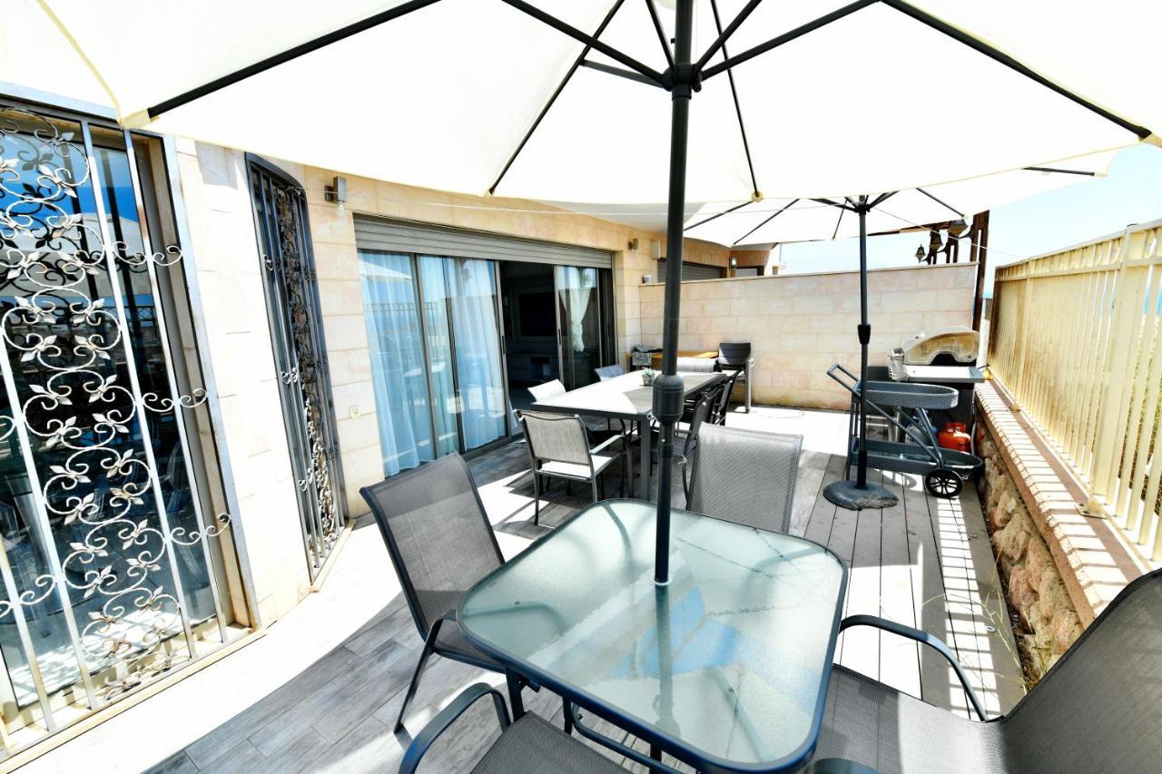 Appartamento Yalarent Oasis Garden With Private Pool Eilat Esterno foto