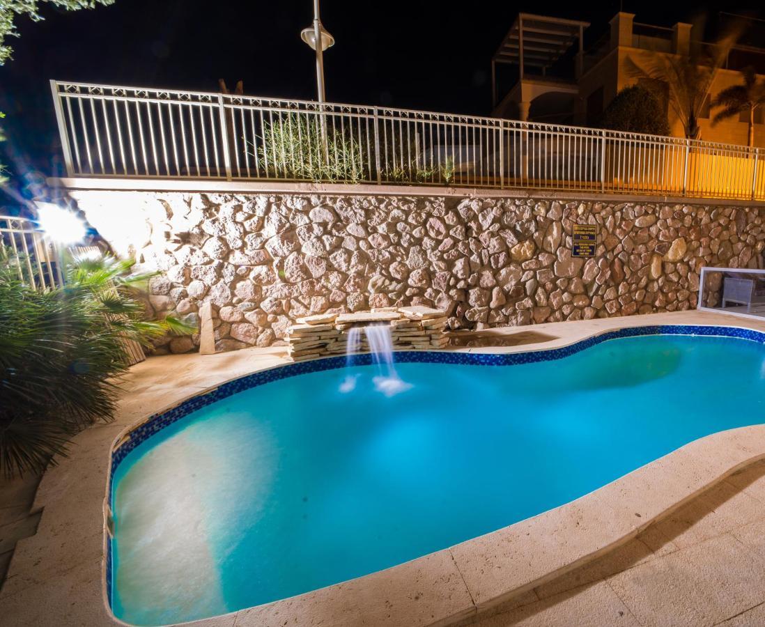 Appartamento Yalarent Oasis Garden With Private Pool Eilat Esterno foto